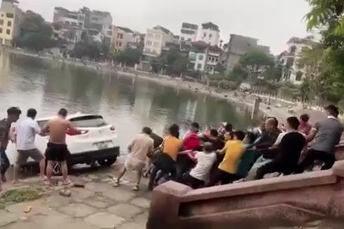 Ô tô lao xuống hồ, hàng chục người hò dô kéo xe lên bờ an toàn