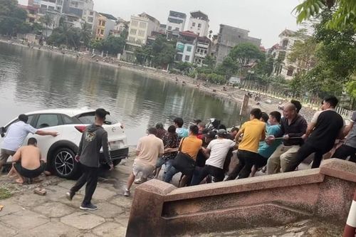 Hà Nội: Người dân giúp kéo ô tô lao xuống giữa hồ lên bờ