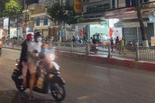 Xịt hơi cay vào mặt chủ tiệm để cướp vàng