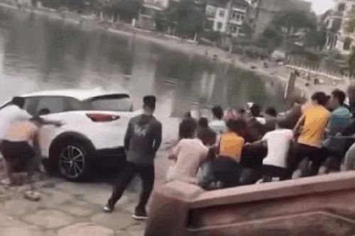 Ô tô con bất ngờ lao xuống hồ Định Công, hàng chục người 'hò dô' kéo lên bờ