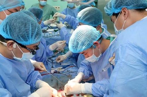 Để được xét tặng 'Thầy thuốc ưu tú', 'Thầy thuốc nhân dân' cần đáp ứng những tiêu chuẩn nào?