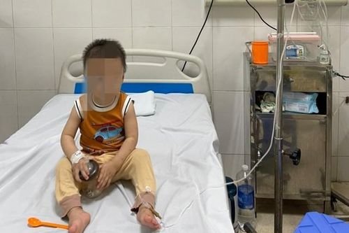 Bé trai suy hô hấp vì uống nhầm dầu hỏa trên bàn thờ Thần Tài