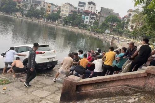 'Xế hộp' lao xuống hồ vì mất lái