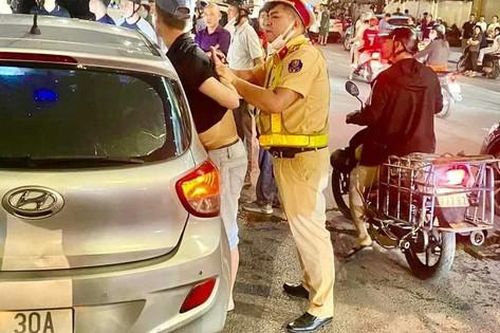Hành động bất ngờ của tài xế ô tô khi bị kiểm tra nồng độ cồn