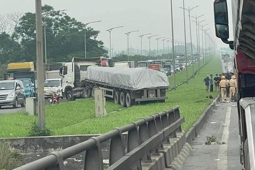 Tai nạn khiến 5 xe ô tô 'dồn toa' ùn tắc cầu Phù Đổng
