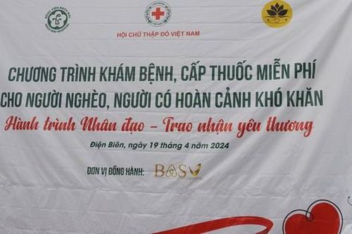 Thầy thuốc Bạch Mai đến Điện Biên khám chữa bệnh cho dân