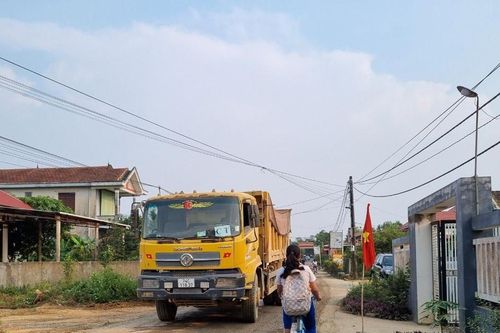 Thi công cao tốc Vạn Ninh - Cam Lộ: 'Mượn' đường dân sinh, đừng nên chạy ẩu