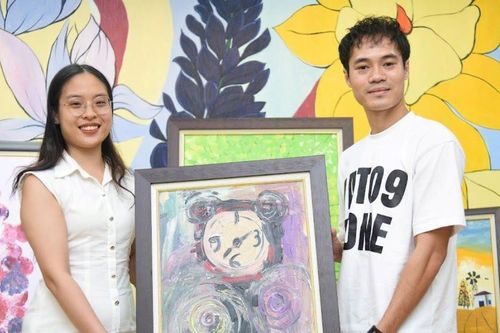 Mua tranh của trẻ tự kỷ: Cầu thủ Văn Toàn chung tay nối dài ước mơ của các em