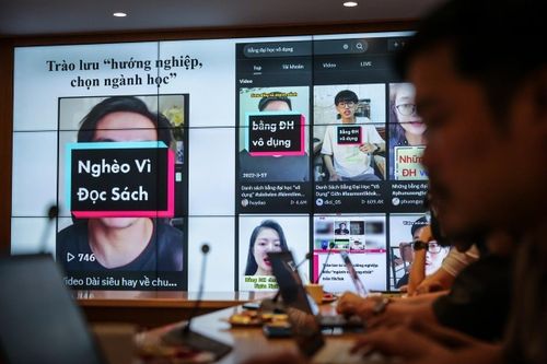 Review 'góc khuất ngành học' có gì hay mà học sinh cứ sơ hở là đọc?