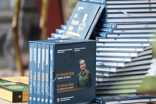 Ra mắt bộ sách về Đại tướng Võ Nguyên Giáp bằng 6 thứ tiếng