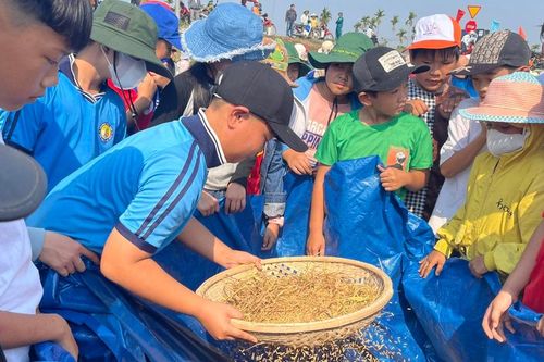 Sôi nổi Lễ hội Ngày mùa ở quê hương cố Thủ tướng Phạm Văn Đồng