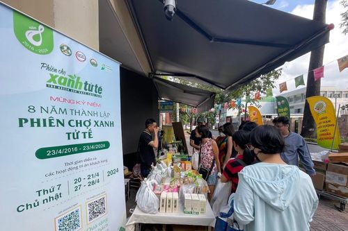 Người tiêu dùng hào hứng lựa chọn sản phẩm sạch tại Phiên chợ Xanh tử tế