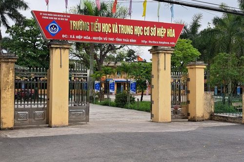 Xem xét kỷ luật hiệu trưởng do bắt học sinh đi học vào ngày nghỉ lễ