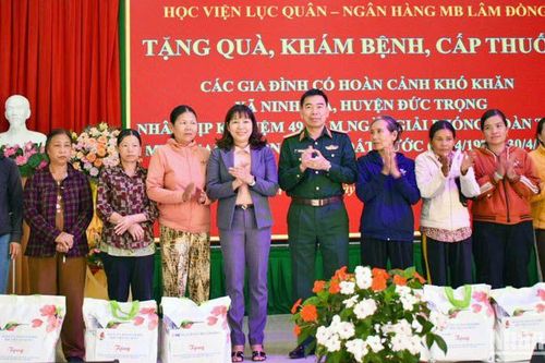 Học viện Lục quân khám bệnh, cấp thuốc miễn phí và trao quà tặng người nghèo