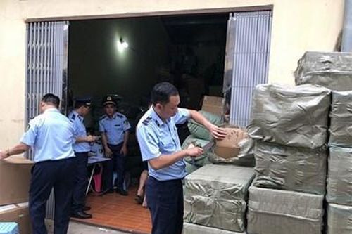 Phát hiện 2 kho hàng chứa hơn 40.000 sản phẩm nghi nhập lậu tại Lạng Sơn