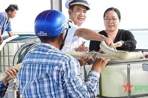 Hải đoàn 129 cấp nước ngọt hỗ trợ người dân Bình Đại (Bến Tre)
