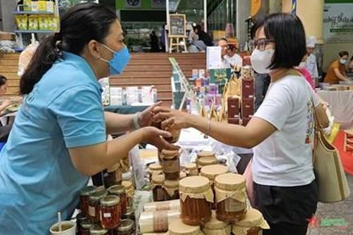 Người tiêu dùng tiếp cận sản phẩm chất lượng từ phiên chợ 'Xanh tử tế'