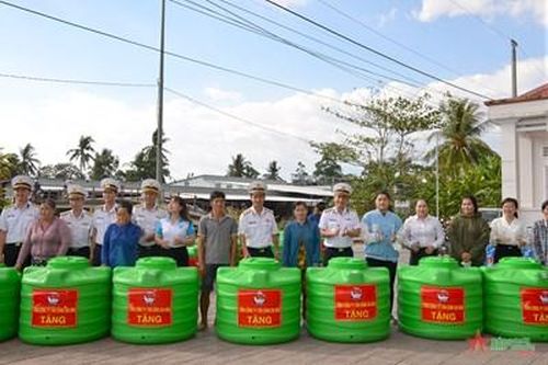 Quân chủng Hải quân hỗ trợ khắc phục hạn hán, xâm nhập mặn tại Cà Mau