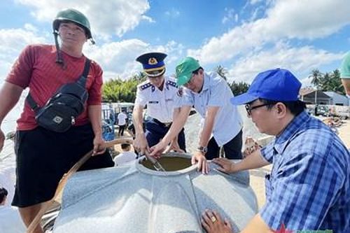 Bộ tư lệnh Vùng Cảnh sát biển 3 cung cấp nước ngọt hỗ trợ nhân dân Bến Tre
