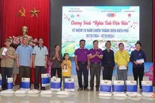 Bàn giao 'Nhà tình nghĩa' và trao quà tặng gia đình chính sách tại Điện Biên