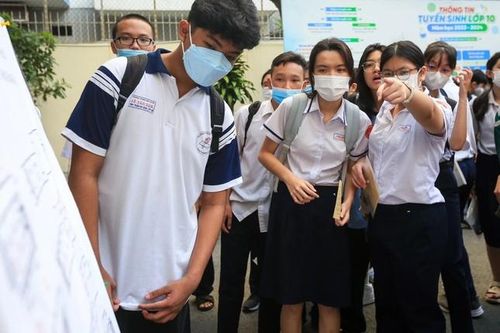 Tuyển sinh lớp 10 tại TP.HCM: Chỉ tiêu giảm mạnh, học phí nhiều trường cao ngất