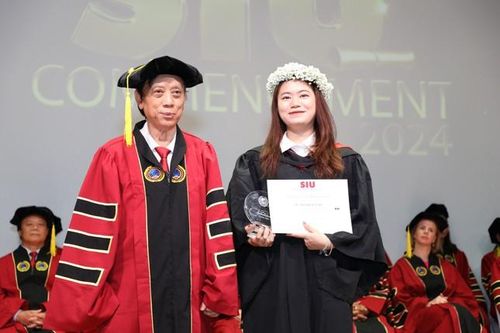 Nữ sinh tốt nghiệp đại học sau 3 năm và trở thành nhân viên công ty trước khi tốt nghiệp