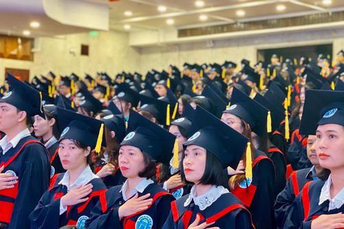 Sinh viên Trường ĐH Mở Hà Nội tuyên thệ trong ngày nhận bằng tốt nghiệp