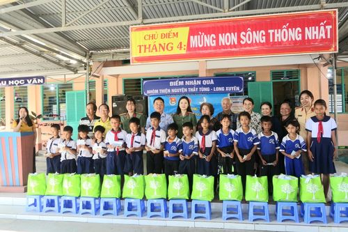 An Giang trao tặng quà cho học sinh dân tộc Khmer 2 huyện miền núi