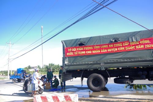 BĐBP Long An hỗ trợ nước sinh hoạt cho nhân dân vùng hạn, ngập mặn