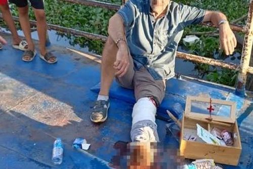 Tàu chở 42 khách du lịch va chạm với phà, hướng dẫn viên bị thương nặng