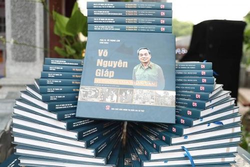 Ra mắt bộ sách về Đại tướng Võ Nguyên Giáp bằng 6 thứ tiếng