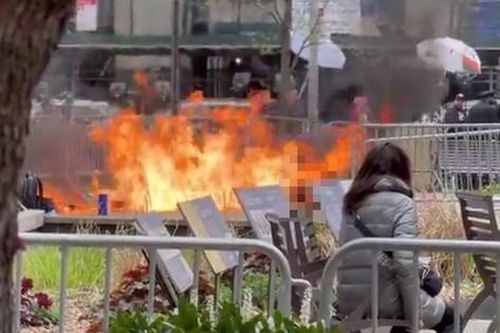 Người đàn ông tự thiêu bên ngoài phiên tòa xét xử ông Donald Trump