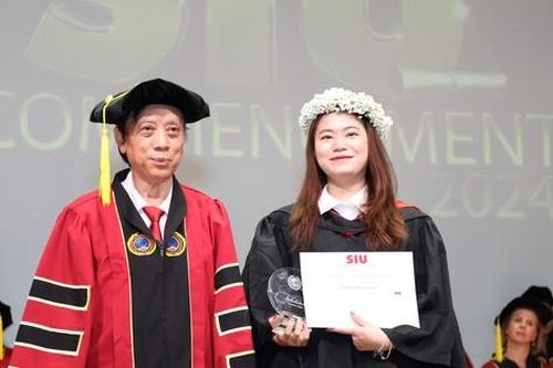 Nữ thủ khoa tốt nghiệp sớm loại xuất sắc