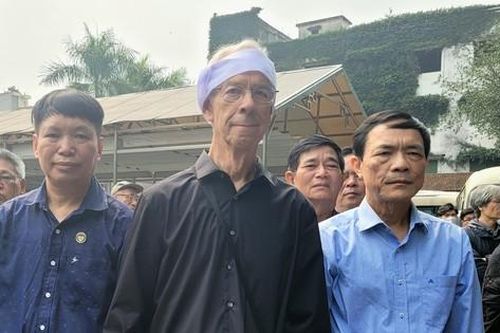 Cựu binh Mỹ đội khăn tang, mắt ngấn lệ viếng mẹ anh hùng liệt sĩ Đặng Thùy Trâm