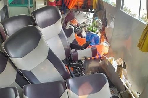 Tin mới vụ tàu chở khách du lịch đâm phà khiến 3 người bị thương