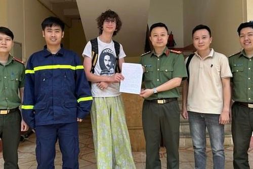 Xuyên đêm cứu hộ thành công du khách người Anh lạc giữa rừng Hoàng Liên