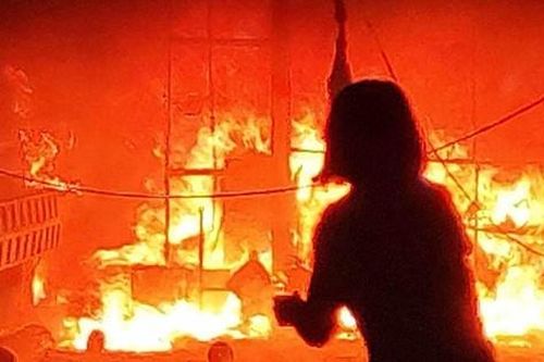 Hà Nội: Nghi vấn sét đánh bén lửa, thiêu rụi cửa hàng quảng cáo trong mưa