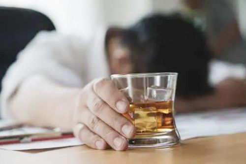 Ngủ sau khi uống rượu có giảm nồng độ cồn không?