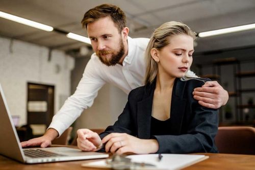 Quấy rối tình dục không dừng lại nếu những gì ta làm là mặc thêm vải