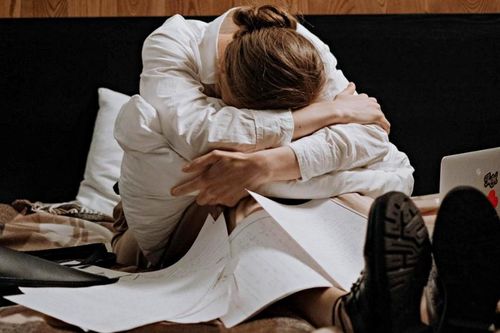 Hành động của sếp trong căn phòng đóng kín cửa khiến nữ nhân viên bật khóc