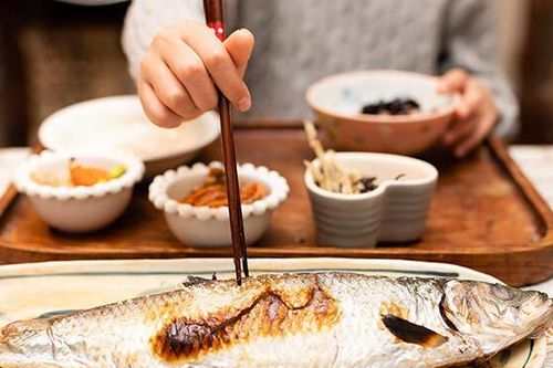 Sau bữa cơm cá, người phụ nữ ho, khó thở suốt 1 năm