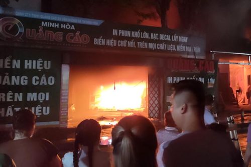 Cháy dữ dội tại xưởng in biển quảng cáo ở Hà Nội