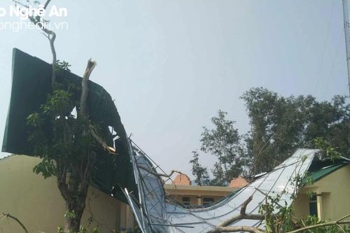 Lốc xoáy cuốn bay toàn bộ mái tôn một điểm trường vùng tái định cư