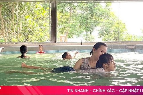 Phụ huynh Hà Tĩnh trang bị kỹ năng bơi cho con