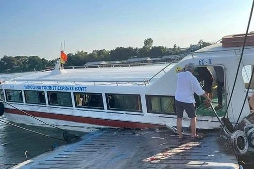 An Giang: Va chạm giữa phà và tàu chở khách trên sông Tiền, 3 người bị thương