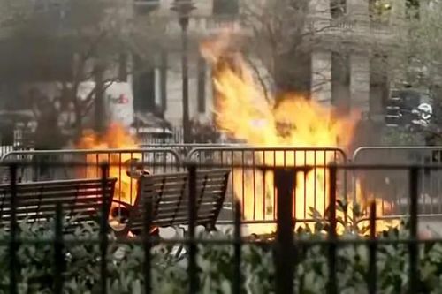 Cảnh sát đánh giá động cơ của người tự thiêu bên ngoài phiên tòa xét xử ông Trump