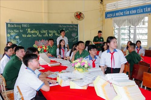Biên phòng Sóc Trăng đưa văn hóa đọc về với người dân khu vực biên giới biển
