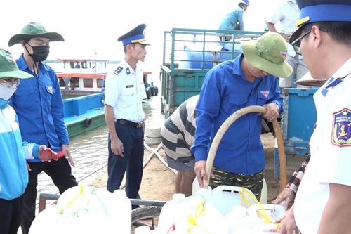 Cảnh sát biển hỗ trợ nước ngọt cho người dân vùng hạn mặn
