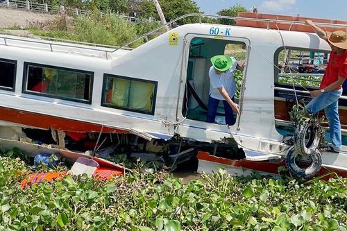 Tàu du lịch va chạm phà trên sông Tiền khiến 3 người bị thương nặng