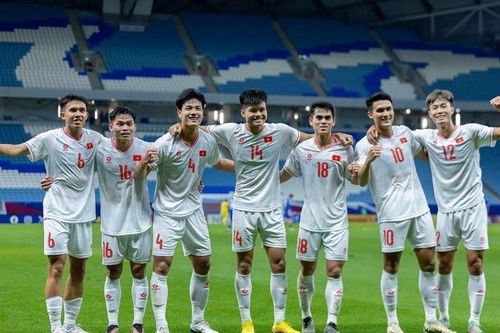 Văn Khang vẽ 'cầu vồng', U23 Việt Nam bước một chân vào tứ kết